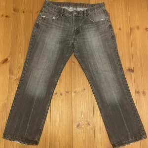 Baggy vintage jeans - Baggy vintage jeans med fade. Skriv för mått och andra frågor.