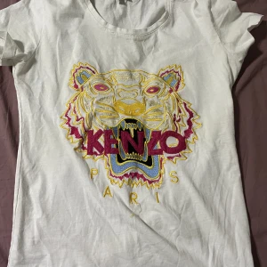 Kenzo t-shirt - Jätte snygg kenzo tröja (A kopia), har Max använt 2 gånger och tvättas inann köp. Storlek xxs/xs men passar även s. Kan gå ner i priset vid snabb affär.