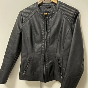 Skinnjacka (faux) - Skitsnygg minimalistisk faux skinnjacka med perfekt skick utan några defekter. Såklart får man en PEZ på köpet (se bild 3) 