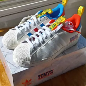 Ett par riktigt coola sneakers i nyskick!💫 Har även i storlek 40 2/3 & 41 1/3👟 Två par extrasnören följer med! Skickas i dubbelbox, köparen står för frakten📦  Skriv för fler bilder📷