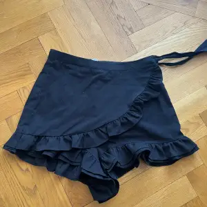 Super söt skort (är shorts men ser ut som en kjol framifrån). Lite nopprig men inget som inte går att ta bort.  Säljer för dom är för små för mig. 