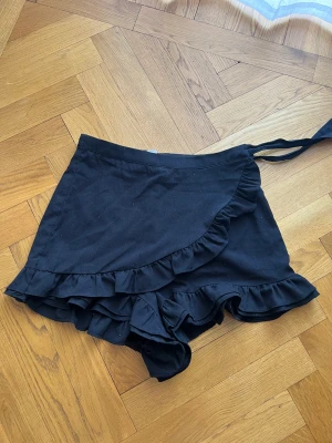 Skort med volanger - Super söt skort (är shorts men ser ut som en kjol framifrån). Lite nopprig men inget som inte går att ta bort.  Säljer för dom är för små för mig. 