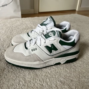 New Balance 550 - Superfina New Balance 550 white/green, använda en gång så dem är i nyskick💞 Kan mötas upp i Helsingborg eller skickas om köparen står för frakt💞
