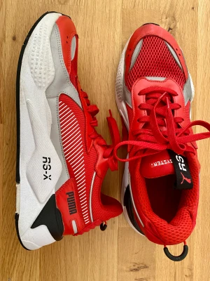 Puma RS-X storlek 45 - Puma RS-X i bra skick då sonen växte ur dem alldeles för snabbt. Kommer i kartongen. Djur- o rökfritt hem