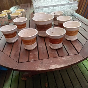 Blomkrukor vit/bruna , 10 stycken . - Nio små blomkrukor 13 cm stora samt en på 16 cm stor vit/bruna. Någon använd andra helt oanvända .hämtas i Skene alt skickas 