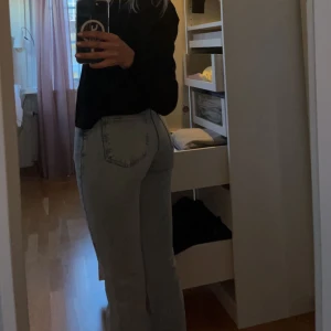 Jeans - Ljusblåa jeans med slits från gina. Väldigt bra skick!