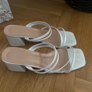 Vita klackar - Jättebekväma att gå i, perfekta till skolavslutningen!