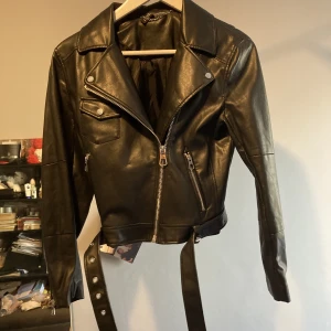 Bikerjacka - Bikerjacka säljes i storlek 38. Svart bälte tillkommer.