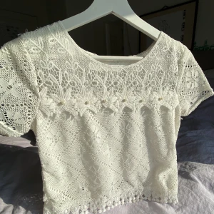 Vit topp - Frakten ingår i priset och jag postar inte spårbart 