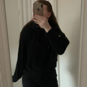Svart hoodie  - Svart hoodie från lager 157, använd men så gott som ny 