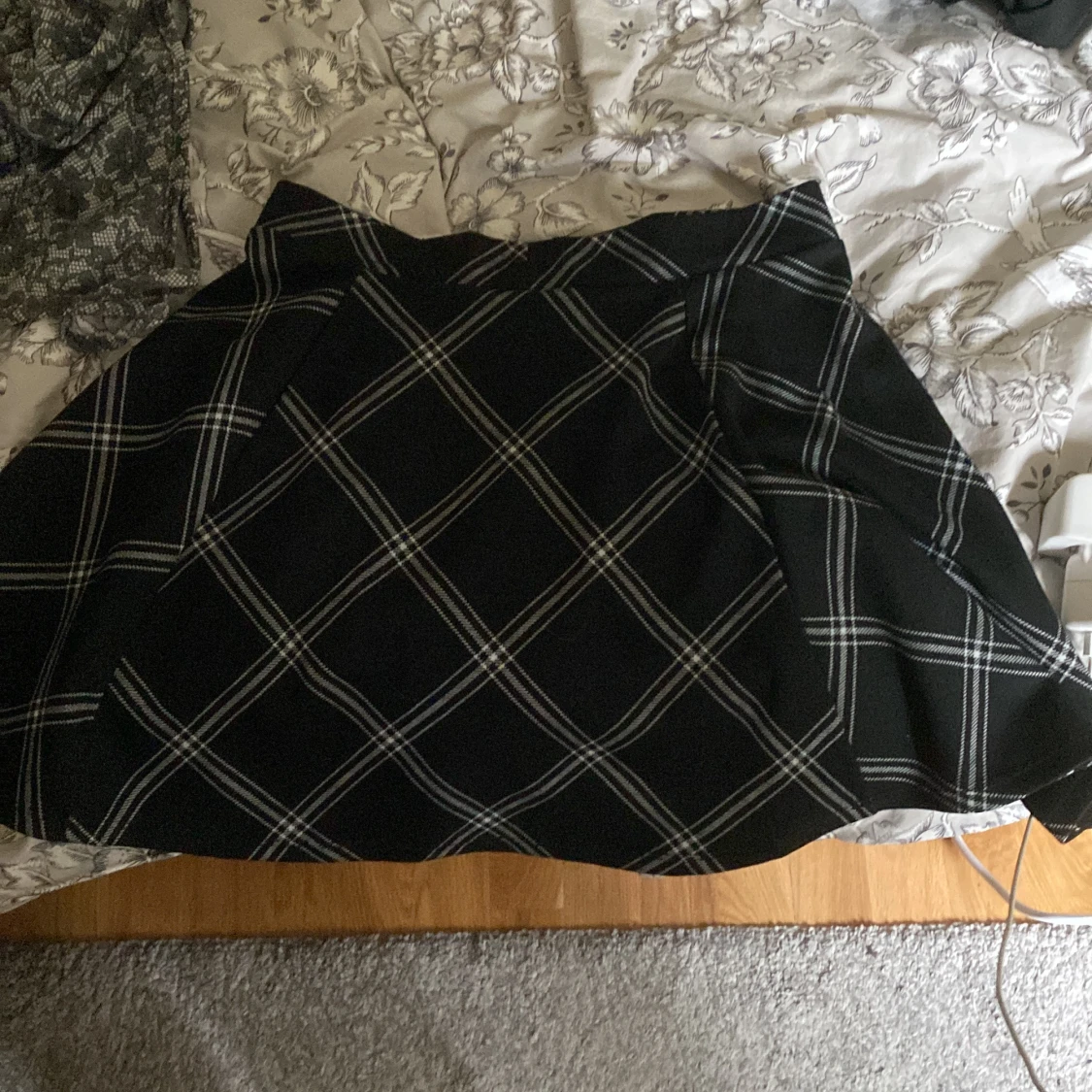 Svart lite flared kjol med mönster