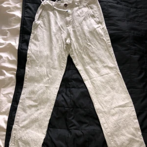 Linnebyxor  - Raka beiga linnebyxor i storlek 158 (barnstorlek). Använda ett fåtal gånger och i fint skick. 