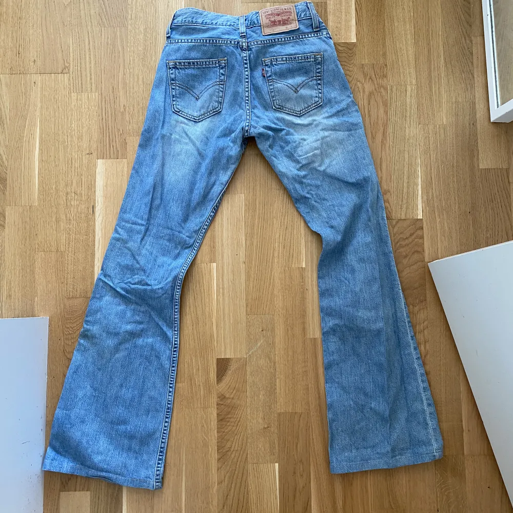 Skitsnygga levisjeans med låg midja och i en flared modell! Väldigt fin ljusblå färg 🩵. Jeans & Byxor.