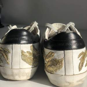 Säljer mina vita golden goose skor i äkta läder som knappt är använda.  Perfekta sneakers till sommaren som har mycket kvar att ge. Skriv om ni vill ha fler bilder.