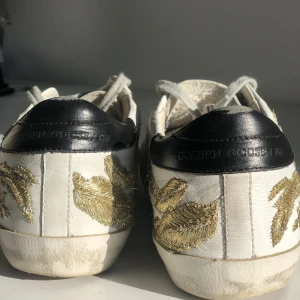Golden goose skor  - Säljer mina vita golden goose skor i äkta läder som knappt är använda.  Perfekta sneakers till sommaren som har mycket kvar att ge. Skriv om ni vill ha fler bilder.