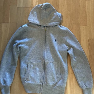 Ralph Lauren Zip-hoodie - Storlek M i mycket bra skick. Andvänd fåtal gånger. Nypris ca 1799. För fler bilder så tveka inte att höra av dig.