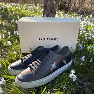 Arigato Clean 90 Bee Bird - Jag säljer nu mina asfeta Arigatos i storlek 43 som är perfekta nu till Våren och Sommaren. De är i fint skick med några små skador. Priset kan diskuteras! Hör av dig om du är intresserad🤙