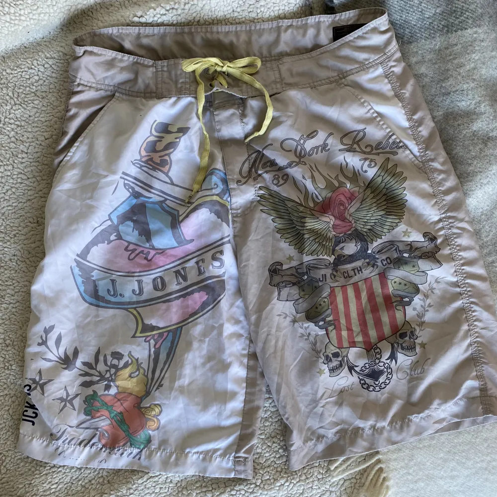 Snygga badshorts, stl M (skulle säga passar M/L) 💙säljer för dem är för stora på mig. . Shorts.