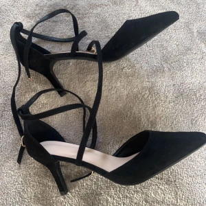 Klackskor  - Säljer dessa jätte fina klackskor , aldrig använda då de inte funnits tillfälle. Snörning fram till och jätte lätt att ta fler hål på de om bandet blir för långt. 150 kr + frakt.