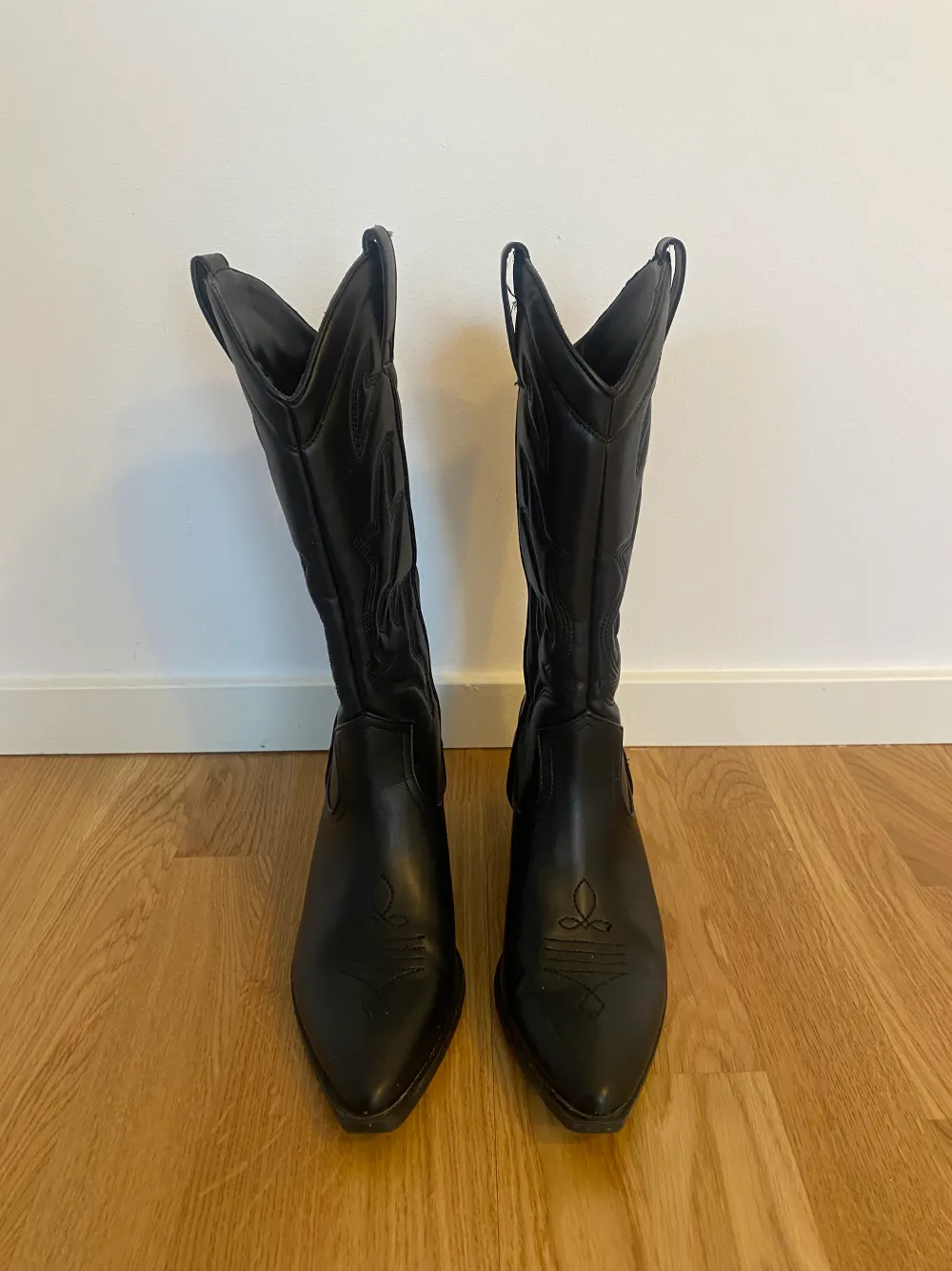 Säljer mina svarta fina cowboy boots i konstläder från Stradivarius, skorna är använda vid ett tillfälle och säljs pga att jag köpt ett par i en annan färg. Väldigt bekväma och i mycket fint skick! Nypris 700kr . Skor.