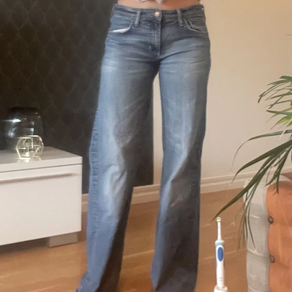 Lågmidjade vintage jeans som är vida nertill☺️. Jeans & Byxor.