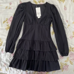 Zaraklänning  - Lägger upp igen pga oseriös köpare. Sååå snygg, NY och helt slutsåld Zaraklänning 😍😍storlek S men liten i storlek så passar även xs. Möts upp på Östermalm eller fraktar 