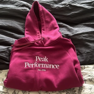 Hodie - Supermysig hodie från peak performance. Härlig lila/rosa färg. Endast provat på och som ny i skicket