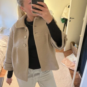 Kappa med trekvartsärmar - Super söt kappa med trekvartsärmar perfekt till våren/sommarn/hösten. Den är i L men passar mig som har S/M i vanliga fall