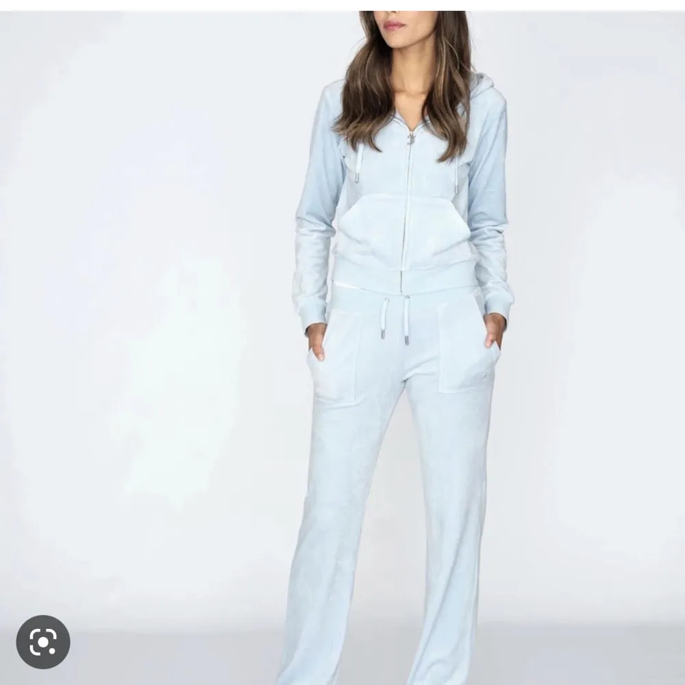 SÖKER juicy couture dress i ljusblått strl XXS!! Måste vara xxs på byxorna åtminstonde. ❤️‍🔥. Jeans & Byxor.