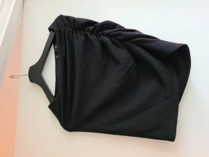 Minikjol med fin detalj - Ny Fin minikjol med detalj  