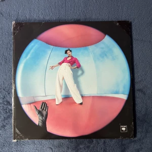 Harry Styles vinylskiva  - Harry Styles vinylskiva Köpt för 400kr Säljer för 200kr  Som man kan se på bilder så har jag tepad  Man får inte med en bild på Harry 