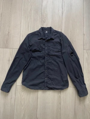 Cp Company overshirt  - En snygg Cp Company overshirt i snygg cp Company overshirt i storlek m och i färgen navy blue. Nypris ca 3000. Skriv om ni har fler frågor. Jackan förbeställs så frakten tar ca 3 extra arbetsdagar.