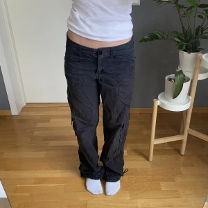 Lågmidjade cargobyxor - Svarta lågmidjade cargopants i storlek 36 från hm 😚Jag är 165 och de sitter perfekt i längden 