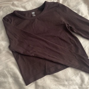 Träningstopp - Träningstopp som jag användt både till vardags och på gymmet! Fint skick. Vinrödbrun, jättefin!