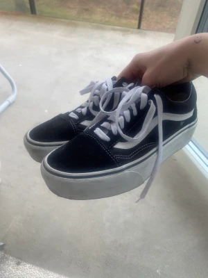 Vans platå - Säljer mina snygga höga vans då jag inte använder dom längre, väldigt fint skick på dem då dem inte alls är mkt använda 