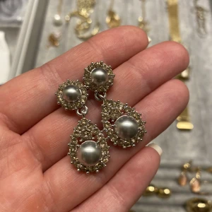 Lily and rose örhängen  - Jättefina örhängen från lily and rose. Har kanske använt dessa 1 gång så de är i väldigt fint skick. Lite svårt att se på bilderna men dessa är i silver med gråa pärlor och ljusrosa stenar. Nypris ligger på 550kr💖