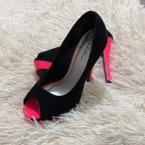 Svarta högklackade skor med rosa detaljer. Använd endast en gång till bal. Storlek 36, klacken är 13-14 cm hög. 