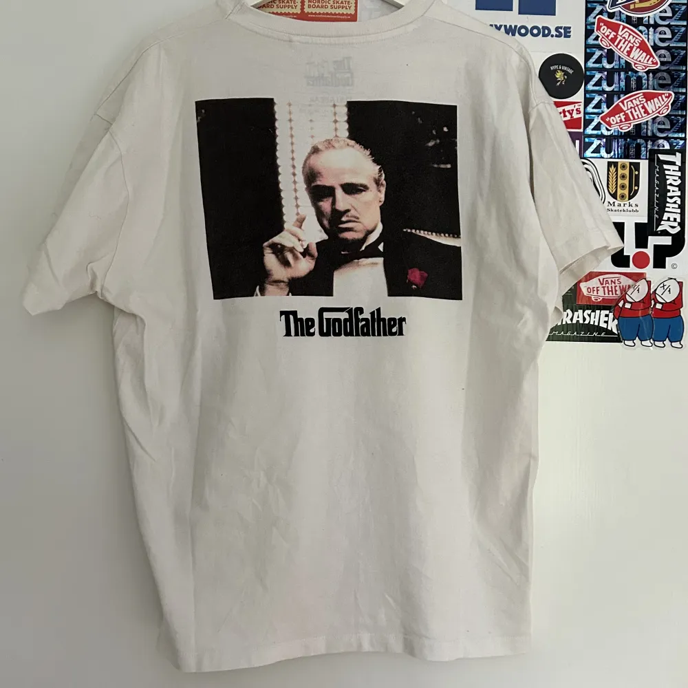 T-shirt med the godfather motiv, text på framsidan och tryck på baksidan! :). T-shirts.