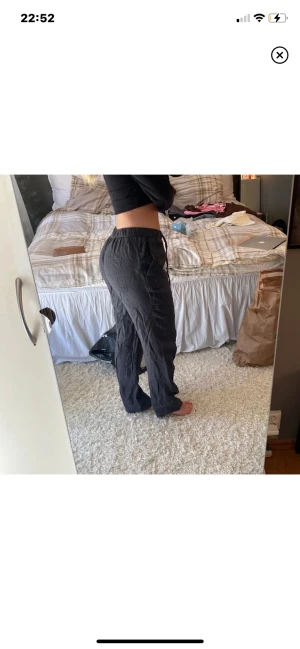 Linnebyxor  - Mörkgråa low/mid waist linnebyxor från hm! Hör av er vid frågor eller om ni vill köpa!💕