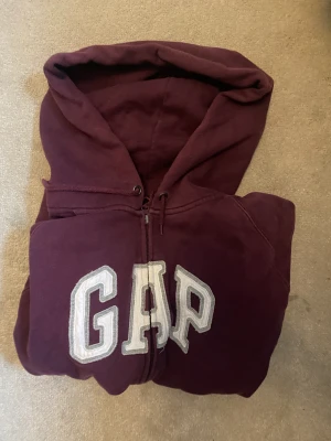 Ziphoodie - Lila ziphoodie från Gap köpte second hand. Större i storleken men går att vikas upp funkar på st.S,M