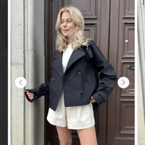 Kort trenchcoat från by si  - Säljer denna slutsålda korta trenchcoat då det inte riktigt va min stil, aldrig använd!