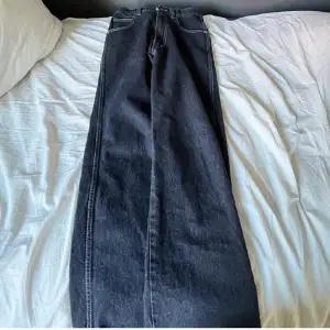 Super snygga drainer jeans! Baggy. Super fint skick. Mörkblåa ser nästan svarta ut 