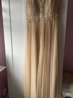 Balklänning  - Fin Balklänning använd 1 gång, har en smink fläck men det går bort, kommer ta bort den