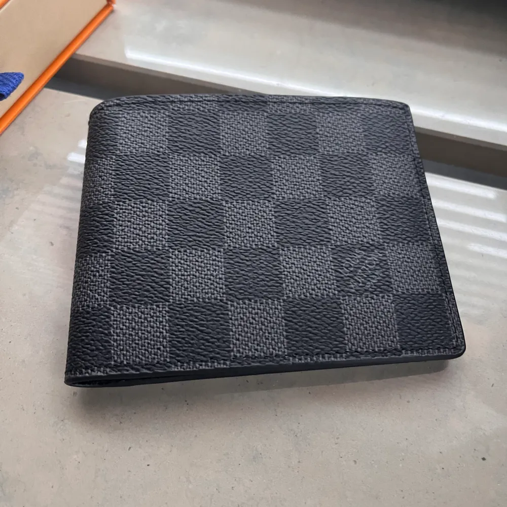 Säljer en helt ny Louis Vuitton plånbok som kommer med tags box etc. 1:1 rep.. Övrigt.