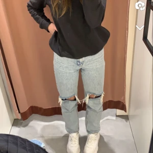 Jeans  - Blåa jeans från Gina tricot i storlek 32. Sälja på grund av att de blivit för små för mig. Inga direkta tecken på användningen. Pris kan diskuteras! Skriv vid andra frågor 