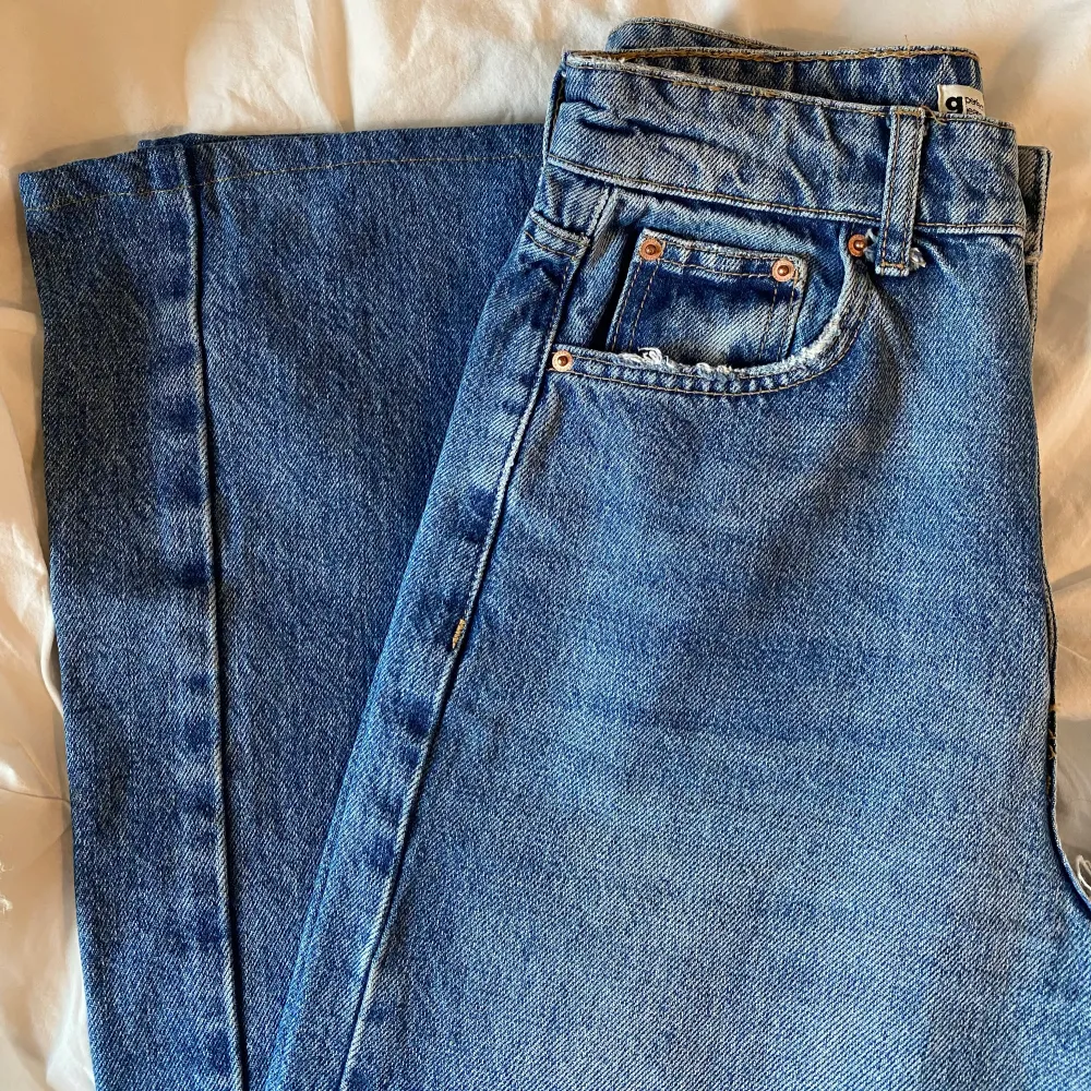 Sååå fin färg!! Uppsydda och långa på mig som är ca 162 🥳 Knappt använda. Jeans & Byxor.