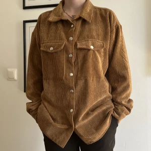 Manchester skjorta - Skjorta i manchestermaterial men lite tunnare. Använd en gång. Jag är 160 cm lång 