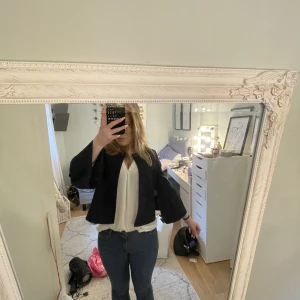 Trekvartsärm  - Säljer min trekvartsärmad kofta från espris storlek 38 men passar mig som brukar ha 34/36