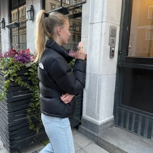 The north face jacka  - Säljer min the north face jacka.  Perfekt att använda till vintern då den värmer & tål snö.  Köpt på The North Face officiella hemsida. Super skön & har bra fickor. Går även att spänna till vid armar & ”mage”.  Köparen står för frakt