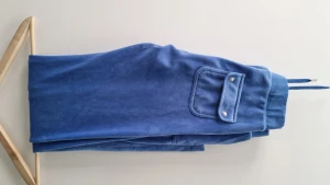 JUICY COUTURE "DEL RAY"  POCKET PANT - JUICY COUTURE "DEL RAY"  POCKET PANT i färgen regatta. Byxorna är i väldigt fint skick.